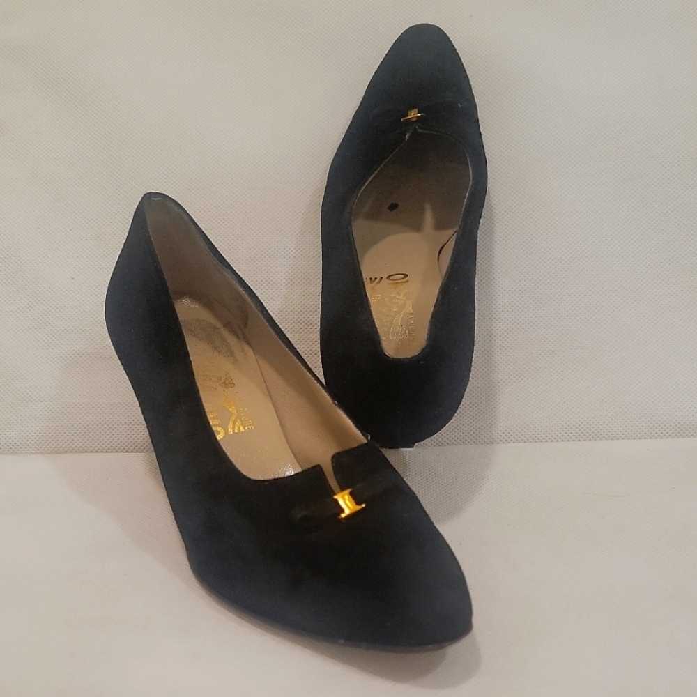 SALVATORE FERRAGAMO BLACK SUEDE 2-3/4" HEELS (sz 8-1/2C)